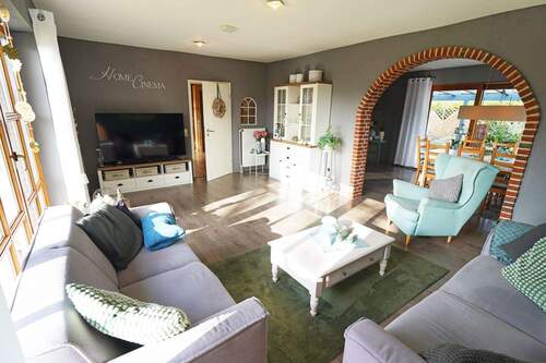 Wohnzimmer - 5 Zimmer Einfamilienhaus in Emlichheim