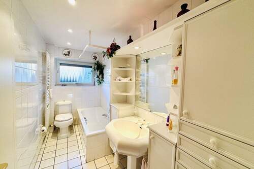 Wannenbad mit Tageslicht - 