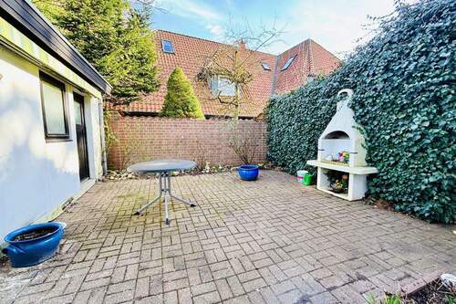 Terrassenbereich mit Zugang zur Garage - 