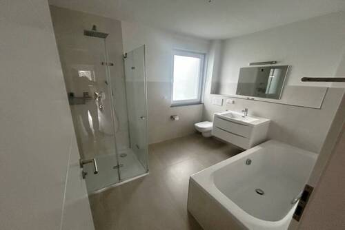 Bad mit Wanne und Dusche - 