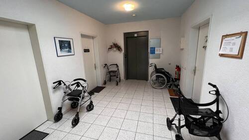 Geschossflur mit Fahrstuhl im Hintergrund - 