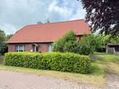 Das Forsthaus von der Straße aus gesehen - Ruhiger Rückzugsort mit Geschichte: Leben im ehemaligen Forsthaus