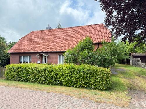 Das Forsthaus von der Straße aus gesehen - Ruhiger Rückzugsort mit Geschichte: Leben im ehemaligen Forsthaus