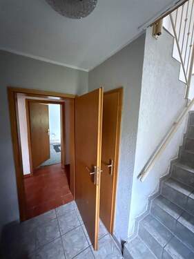 Flur EG / Treppe - 