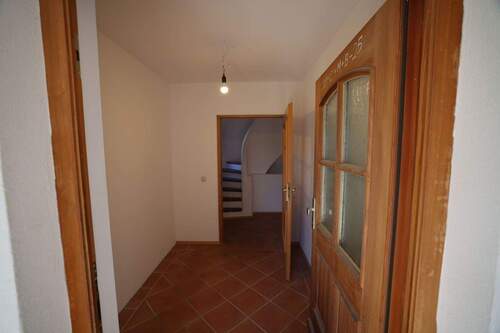 Eingang - 6 Zimmer Einfamilienhaus zur Miete in Großhelfendorf