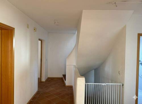 Treppenhaus Erdgeschoss - Einfamilienhaus mit 205,70 m&sup2; in Großhelfendorf zur Miete