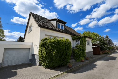 Hausvorderseite mit Garage - Ihr neues Zuhause: Einfamilienhaus mit Garten in ruhiger Lage von C-Adelsberg