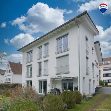 REMAX Immobilien DeLux Einfamilienhau Rückansicht Neunkirchen Mark Borowicz - 7 Zimmer Einfamilienhaus zum Kaufen in Neunkirchen