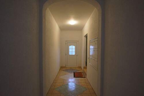 Eingang - Charakterstarkes Wohnensemble mit Balkonen und Stellplätzen