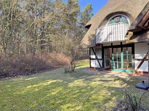 Hausansicht mit Terrasse - 3 Zimmer Etagenwohnung in Born a. Darß