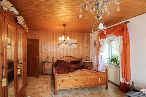 Schlafzimmer 2 - 4 Zimmer Einfamilienhaus in Grävenwiesbach