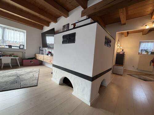 EG Wohnen, Kachelofen.JPG - LIEBEVOLLES & GEPFLEGTES EINFAMILIENHAUS MIT EINBAUKÜCHE IN ALTDORF - ZUM MIETEN