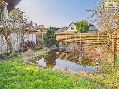Gartenbereich mit Naturteich - Mehrfamilienhaus, Wohnhaus mit 307,00 m&sup2; in Hasselroth zum Kaufen