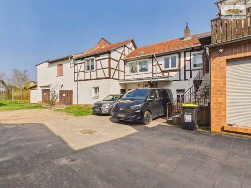 Hofbereich mit Stellplätzen und Garagen - 