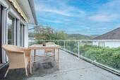 Terrasse - Großzügiges EFH mit Einliegerwohnung in Eppstein - ideal für Familien und Mehrgenerationenwohnen