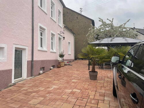 Vorderansicht mit Pavillon und - Bauernhaus Scheune Garten Freistehend