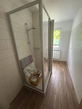 Bad mit Dusche - 