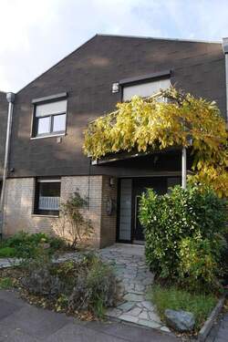 Hausansicht - Von privat: Frisch renoviertes Reihenmittelhaus in ruhigem Wohngebiet mit toller Anbindung