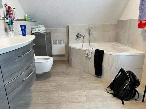 Badezimmer mit Badewanne - 5 Zimmer Mehrfamilienhaus, Wohnhaus in Görwihl