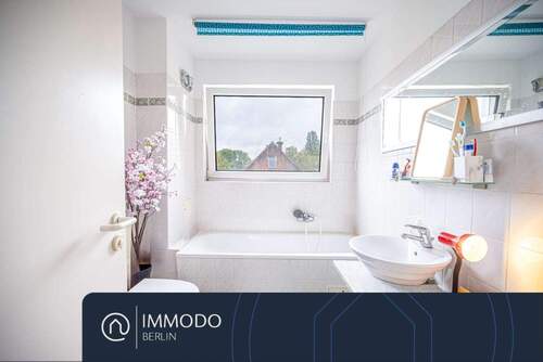 Tageslciht-Badezimmer - Etagenwohnung mit 70,00 m&sup2; in Berlin zum Kaufen