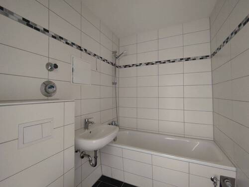 Bad mit Wanne - 