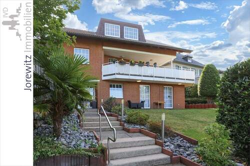 001 - Balkonansicht - Sehr gepflegtes und saniertes Einfamilienhaus mit Einliegerwohnung in Hanglage von Bi-Brackwede