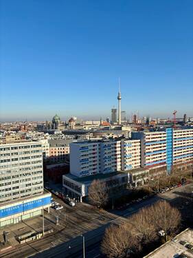 Blick vom Balkon auf den Fernsehturm - Skyline Living in Berlin-Mitte, großzügige 3-Zimmer-Wohnung mit spektakulärem Ausblick