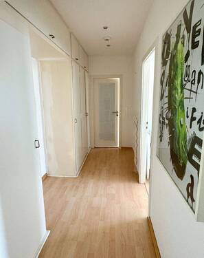 Flur mit Einbauschränken - 