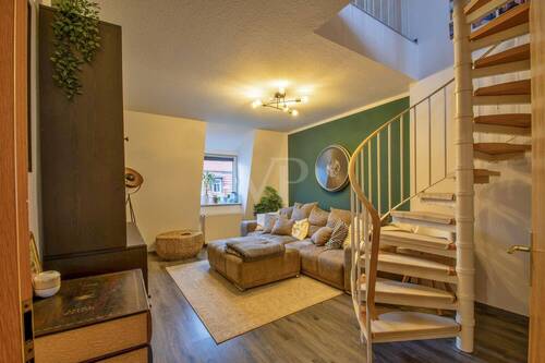 Wohnzimmer mit Treppenaufgang - 4 Zimmer Etagenwohnung zum Kaufen in Erfurt