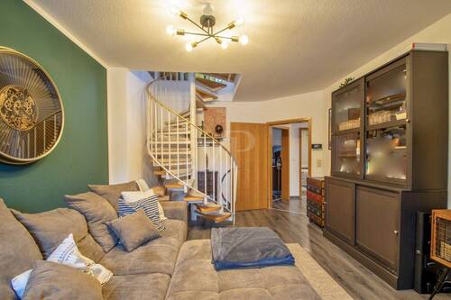 Wohnzimmer mit Treppenaufgang - 4 Zimmer Etagenwohnung in Erfurt