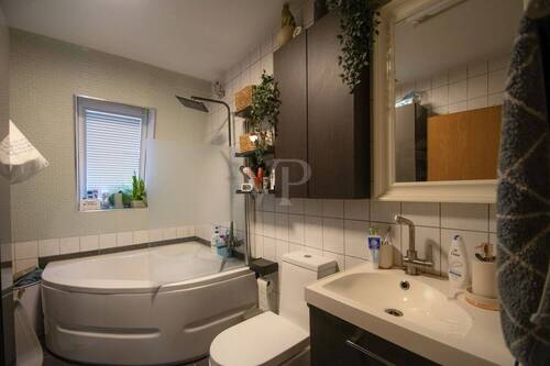 Tageslichtbadezimmer mit Badewanne - 