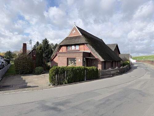 Hausansicht - Wohnen wo andere Urlaub machen - schönes Reetdachhaus direkt am Deich