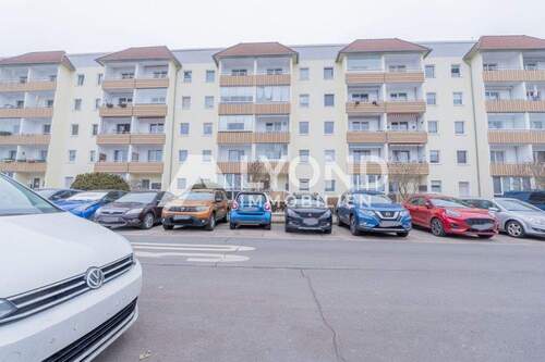 Hausansicht - Tolle 3-Raum-Wohnung in Magdeburg, grün und urban