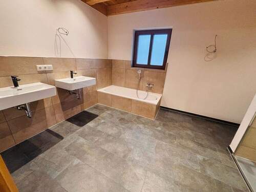 Bad mit Badewanne Blickwinkel 1 - 