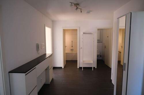 Flur / Diele, Blick zum Bad und WC - 