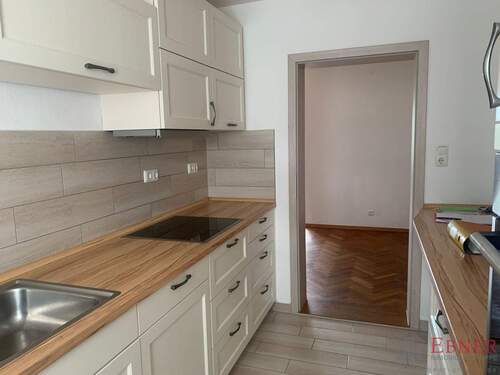 Küche mit Geräten - 3 Zimmer Etagenwohnung zum Kaufen in Deggendorf