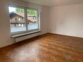 Wohnzimmer mit Parkettboden - Etagenwohnung mit 96,80 m&sup2; in Deggendorf zum Kaufen