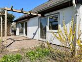 Hausansicht mit Terrasse - 