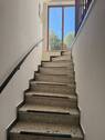 Treppenhaus nach oben mit Panoramafenster - 