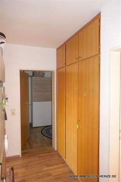 geräumiger Flur mit Einbauschrank - 