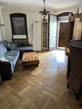 Großer Wohnraum mit Balkon im OG - mit wunderschönem Parkett - Gewerbeobjekt (Büro, Produktion, Verkauf) in Höchberg