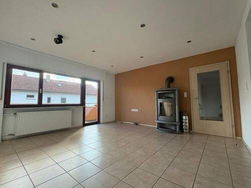 Wohnzimmer - 4 Zimmer Etagenwohnung in Sinsheim