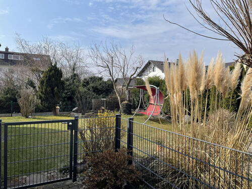 Vor dem Haus - Gepflegtes und modernisiertes Einfamilienhaus mit Wintergarten und Schwedenofen