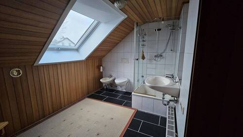 Bad OG mit Fenster - 