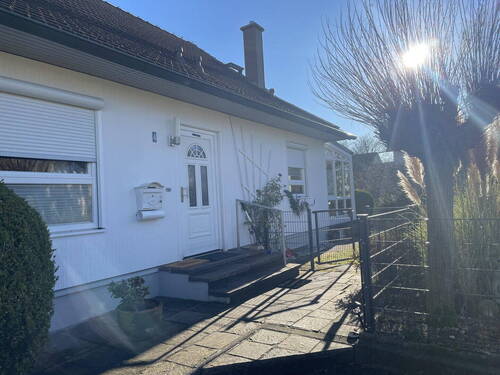 Vor dem Hauseingang - 7 Zimmer Einfamilienhaus in Pforzen