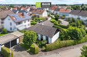 Luftaufnahme - 360°I Lichterfülltes Bungalow-Fertighaus mit viel Platz und sonnigem Traumgarten in Staig!
