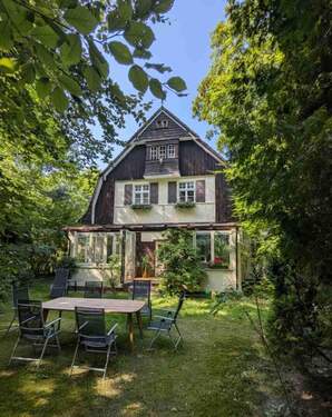 Fassade mit Garten.jpg - Historisches Kleinod: Charmantes denkmalgeschütztes Landhaus in Bestlage Zehlendorf