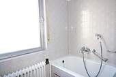 Dusche, Badewanne und zwei Waschbecken - 