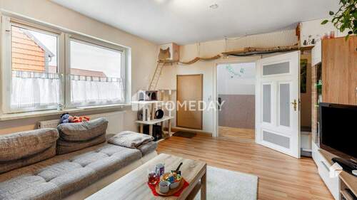 Wohnzimmer 2 - 8 Zimmer Mehrfamilienhaus, Wohnhaus zum Kaufen in Lehre