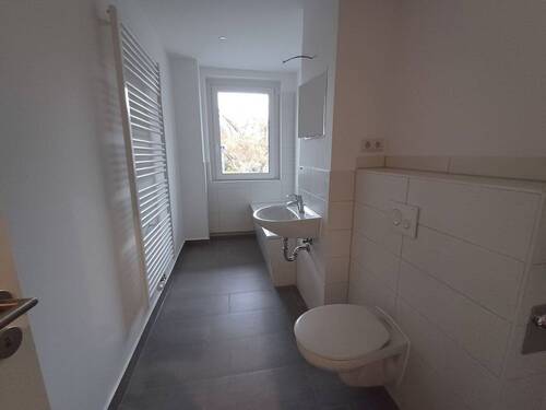 Tageslichtbad mit Wanne - 2 Zimmer Etagenwohnung in Merseburg
